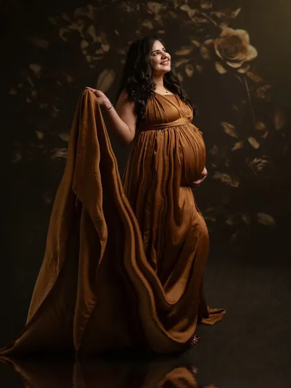 Embracing the golden glow of motherhood, dreaming of the little miracle soon to come. This portrait is all about warmth, elegance, and anticipation.