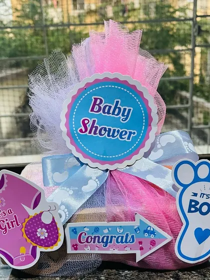 A cute and compact baby shower hamper, perfect as a surprise gift. This one includes a sleeping baby soap, baby pram soap, milk bottle soap, and baby feet soap.