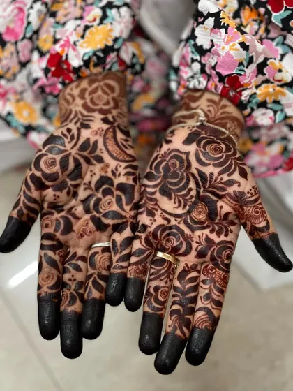 This beautiful mehendi is all about bold florals. The dark, solid roses cover the entire hand for a dramatic and stunning effect.