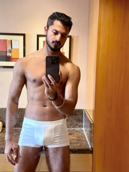 A direct and confident selfie, perfect for a fitness portfolio.