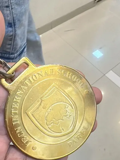 First place! Our student Nila Rai won a gold medal at the 'Inspire Us' event by JBCN School for her incredible vocal prowess, performing "Skyfall" and "Million Dreams."