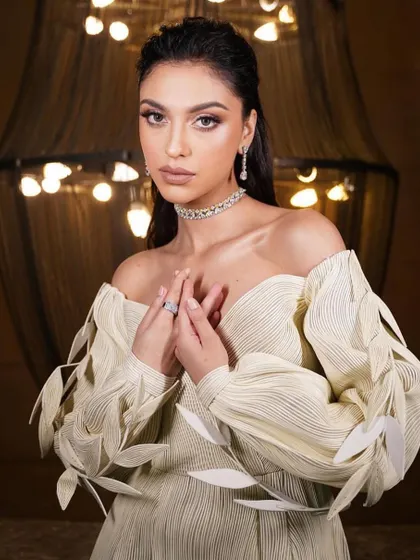 A full shot of the elegant cocktail look. Learn how to style your clients from head to toe. Enroll in my upcoming masterclass.