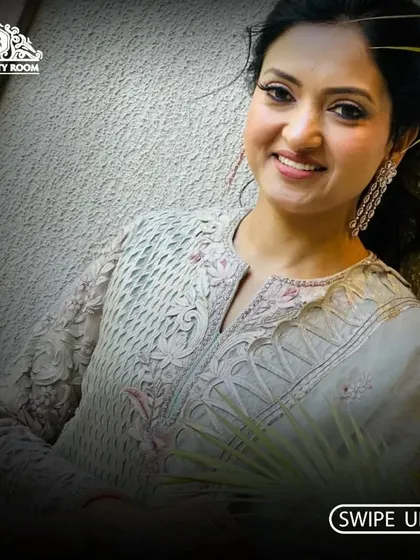 A lovely portrait. The soft makeup and simple hairstyle create a look of effortless grace.