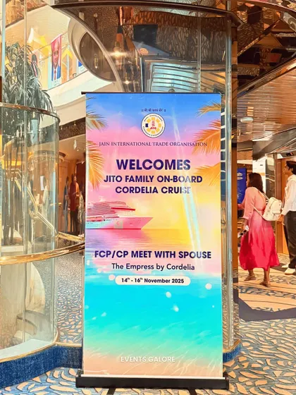 A roll-up standee inside the cruise ship, providing information and reinforcing the event's branding in high-traffic areas. Every detail is an opportunity for brand presence.