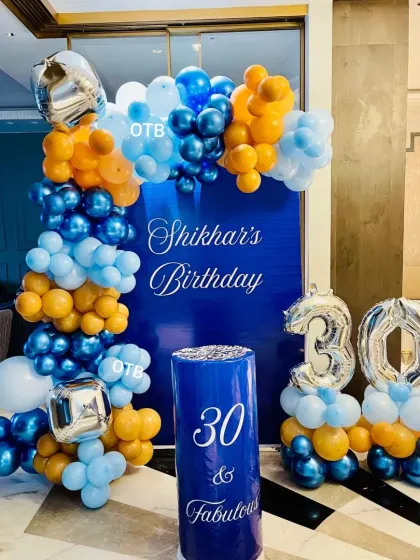Another angle of the stylish 30th birthday decor, perfect for a modern and fun celebration.