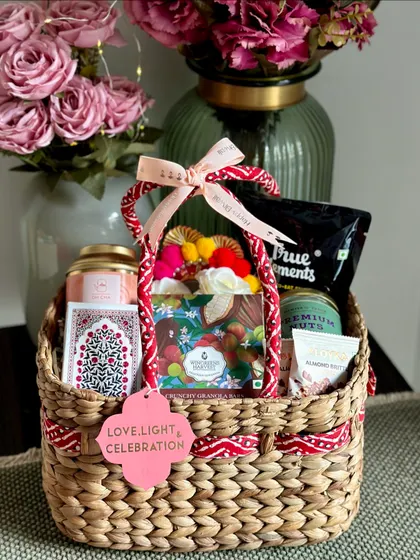 This festive Diwali basket is perfect for playing cards with family, as it includes a deck of playing cards, tea, and a variety of snacks.