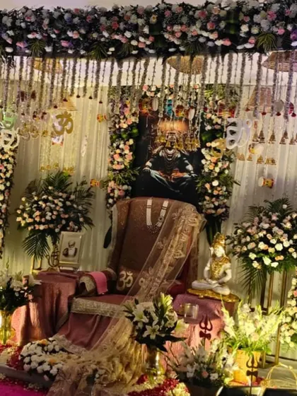 A closer look at the detailed gaddi decoration. The throne is draped in elegant fabric, with a small statue of Nandi and a trishul, blending devotion for Guru Ji and Lord Shiva.