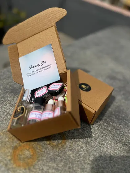 A closer look at one of my Perfume Making Kits, complete with a thank you note. It’s a thoughtful and interactive gift, perfect for corporate teams or personal celebrations.