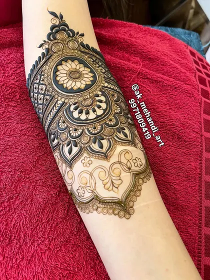 This finished arm piece demonstrates a variety of shading techniques. I teach how to create different textures, from fine lines to smooth gradients, all with a single henna cone.