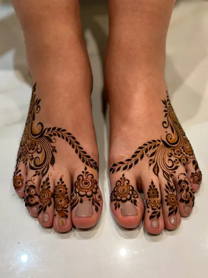A simple and elegant feet mehendi with a flowing vine pattern, perfect for a minimalist bride or for pre-wedding functions.