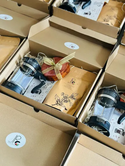 The simple yet elegant packaging of our coffee kits makes them a sophisticated choice for corporate gifting.