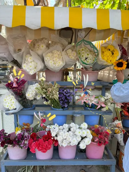 A beautiful flower stand, with some tiny doodles to add a little extra sparkle.