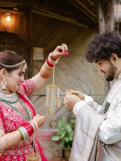 The 'kalire' ceremony, a fun and meaningful tradition. We capture these small rituals that are full of anticipation and family fun.