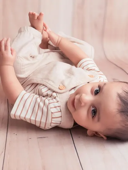 Another adorable "feet-grabbing" moment. These simple, classic portraits are perfect for documenting those sweet and fleeting baby milestones.