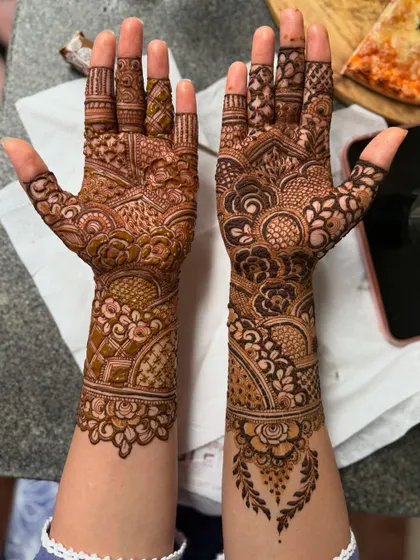 This non-bridal henna design features a mix of floral and geometric patterns, offering a stylish and elegant look for any celebration.
