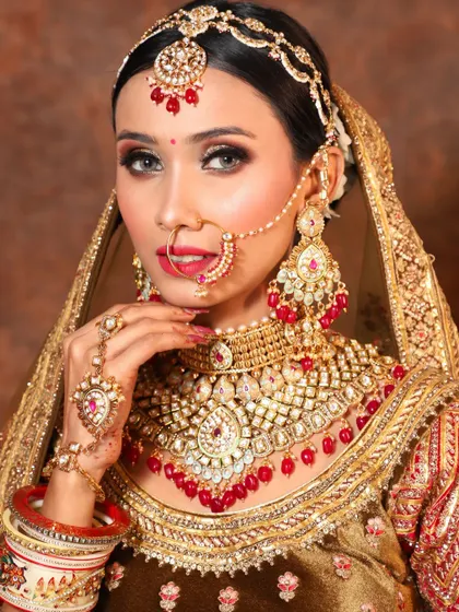 Here you can see the intricate details of a full bridal jewellery set. From the hathphool on her hand to the sheesh patti on her head, every piece is designed to match perfectly.