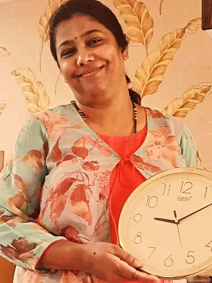 A happy client holding the very clock we identified as an energy block. This is a perfect example of my practical approach: no demolition, just simple, effective energy correction.