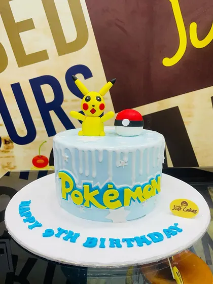 Gotta catch 'em all! This 2.5kg Pokémon cake features a fondant Pikachu and Poké Ball on a light blue drip cake.