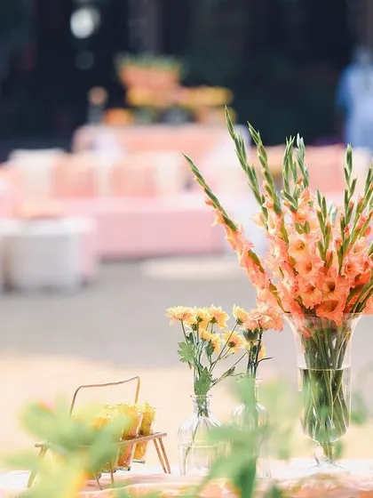 For the lounge areas, I chose tall, elegant orange gladiolus as the star flower. Their height added a touch of drama while maintaining a clean, uncluttered look that I always strive for in my designs.