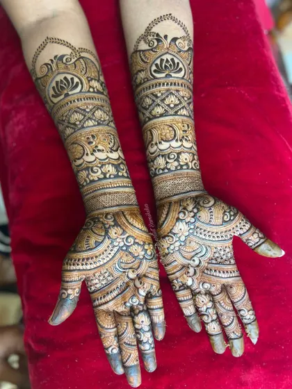 A beautiful engagement design with lotus motifs and elephant bands. The patterns are symmetrical and create a harmonious and balanced look.