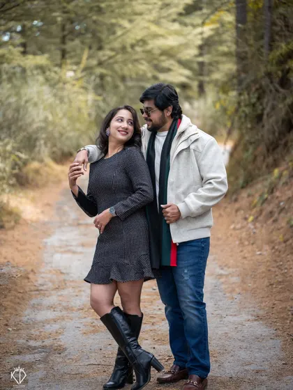 A casual and romantic portrait on a forest path. The couple's relaxed pose and loving gaze make for a natural and authentic pre-wedding photo.