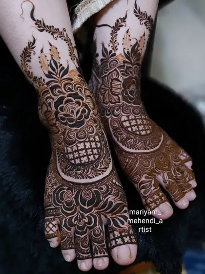 A stunning bridal leg design in the Dubai style, perfect for a modern bride.