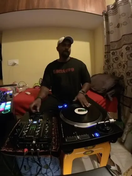 A practice session focused purely on the turntable. Honing the fundamentals of vinyl scratching.