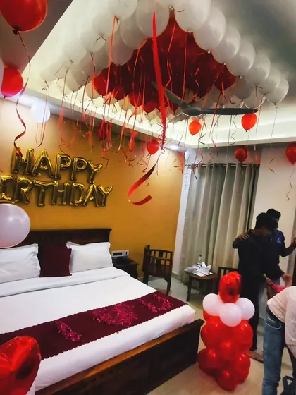 Here’s a look at our team in action, setting up a classic red and white birthday decoration in a hotel room. We take care of every detail to make sure the surprise is perfect.