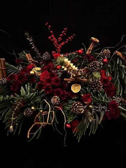 From extraordinary woody table centerpieces to eye-catching wreaths, I love bringing magic to the Christmas season. This design is sweetly scented with cinnamon and pine, perfect for a festive table.