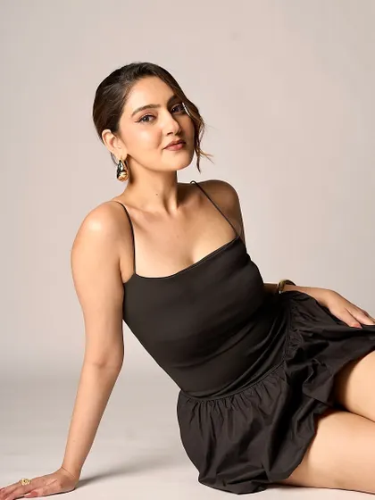 A soft yet glamorous look for a studio photoshoot. The makeup features a dewy skin finish, subtly defined eyes, and a natural lip color for an effortlessly chic vibe.