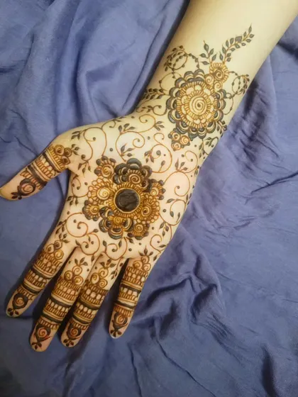 Another Eid inspiration design, this one with a central floral mandala on the palm and a matching motif on the wrist.