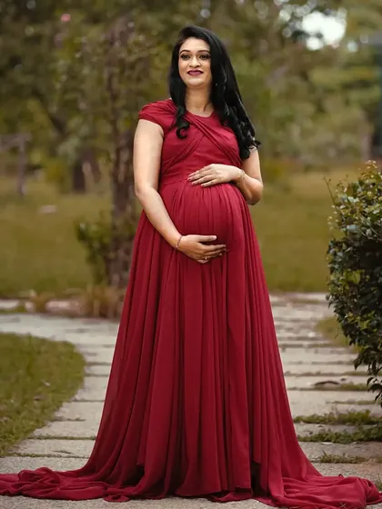A duplicate of image 129. A simple, elegant, and timeless maternity portrait.