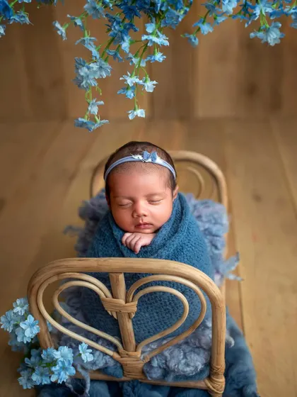 Another angle from the workshop, with blue flowers hanging overhead to create a dreamy, cohesive look.