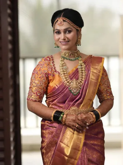 This client looks so elegant in her purple saree and antique gold jewellery. The full set, including the matha patti and layered necklaces, creates a stunning profile.