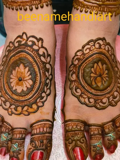 A beautiful lotus mandala design for the feet. The intricate border and toe designs complete the look perfectly.