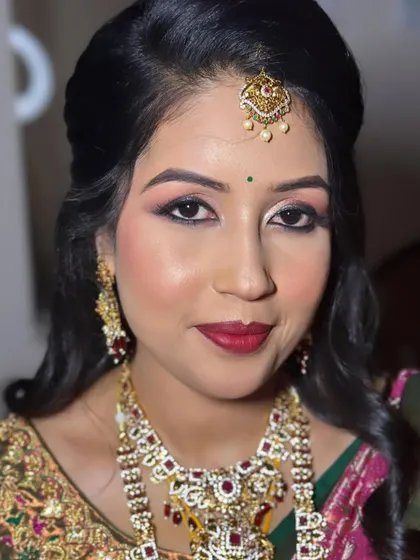 In love with this eye look. For this reception, I created a dramatic smokey eye with a pop of shimmer, paired with a bold red lip for a truly glamorous effect.