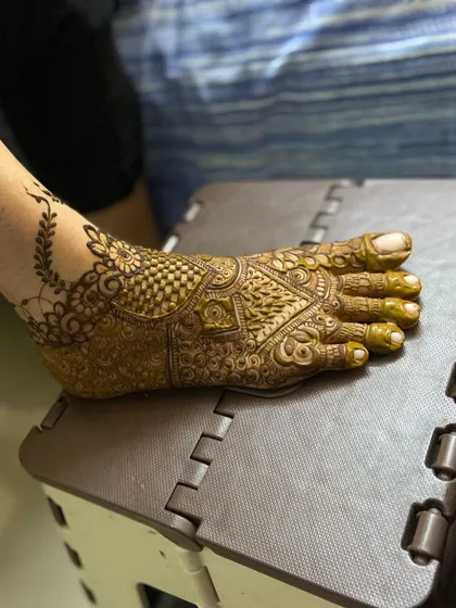 Here are more examples of my bridal foot mehendi. I can create matching designs for both feet or unique, complementary patterns, all tailored to your preference for your wedding day.