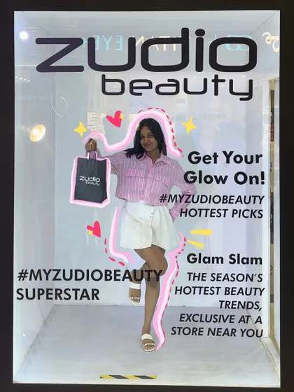 Feeling like a superstar in this Zudio Beauty photo booth, with a pink outline to make me pop.