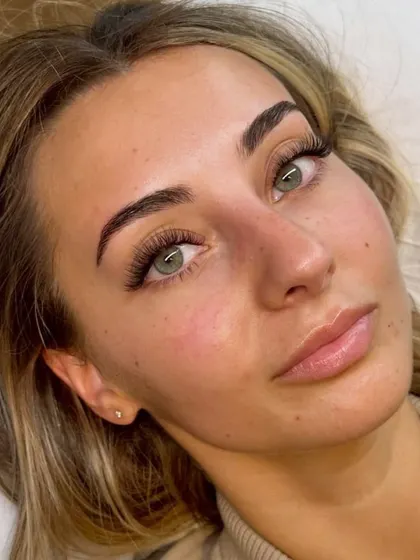 A beautiful Hybrid lash set on our client. This style is fully customizable to give you the exact level of fullness and texture you're looking for.