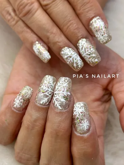 Let it snow. A beautiful gold glitter base with hand-painted white snowflakes for a magical winter look.