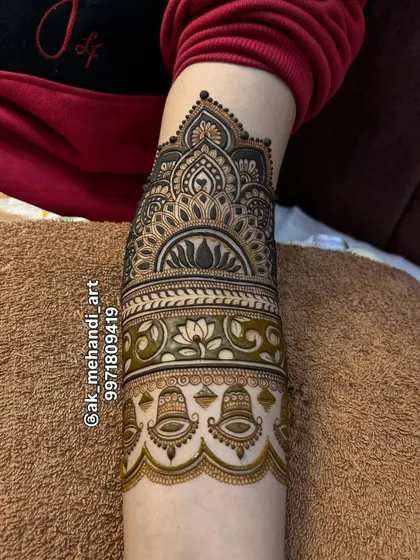 The completed jhumki armband. Notice how the shading on the bells gives them a rounded, three-dimensional appearance.
