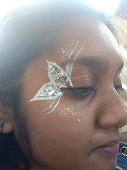 A simple yet stunning white butterfly design. The clean lines and chunky silver glitter create a magical, icy effect that's perfect for any party.