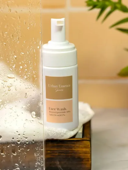 To add a sense of freshness, I shot this face wash behind a pane of glass with water droplets. This technique creates a steamy, shower-like atmosphere that perfectly suits a cleansing product.