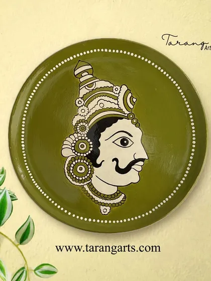 Another beautiful portrait on a wooden wall plate. The use of traditional motifs and a simple color palette makes this a timeless piece that can complement various interior styles.