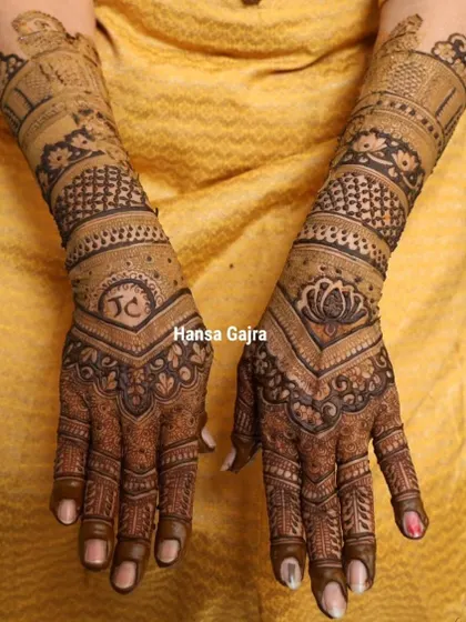 A mehendi design crafted especially for moms, full of traditional grace and meaning. This style provides richness and royal charm without being too heavy, allowing her to shine in her own way on her child’s big day.