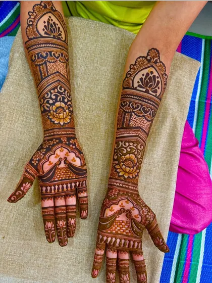 A graceful design with lotus and peacock motifs, perfect for a classic and elegant bridal look.