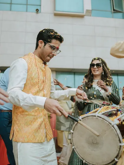 The groom tries his hand at the dhol, a fun, interactive moment that gets everyone in the mood to dance.