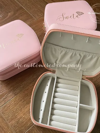 A treasure chest for your most precious keepsakes. These beautiful pink travel jewelry boxes can be personalized with a name and a diamond icon, making them a perfect gift for your girlfriends.