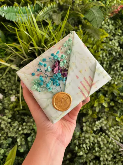 Wrapping joy, one gift at a time. Here is a collection of some of my favorite gift wrapping styles, featuring everything from bold colors and patterned paper to minimal wraps with vellum, dried flowers, and wax seals.