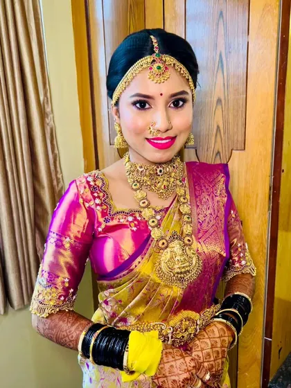 A bright, smiling portrait of a bride ready for her big day in our complete rental jewellery set.